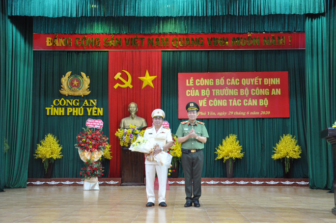 Thiếu tướng Lê Tấn Tới, Thứ trưởng Bộ Công an trao quyết định cho Đại tá Phan Thanh Tám. (Ảnh: CTV) Đại tá Phan Thanh Tám được bổ nhiệm làm Giám đốc Công an Phú Yên ảnh 1