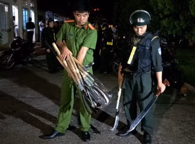 Truy bắt hơn 50 thanh niên đánh nhau trong đêm, thu giữ nhiều hung khí ảnh 1
