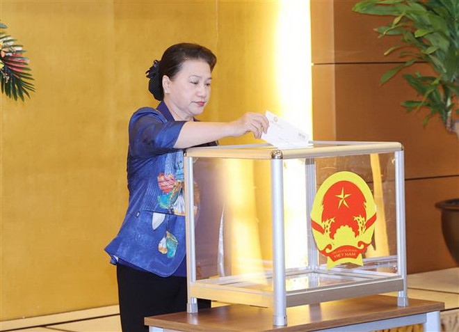 Chủ tịch Quốc hội Nguyễn Thị Kim Ngân tham gia ủng hộ. (Ảnh: Trọng Đức/TTXVN) Chủ tịch Quốc hội dự Lễ phát động ủng hộ đồng bào vùng lũ lụt ảnh 1