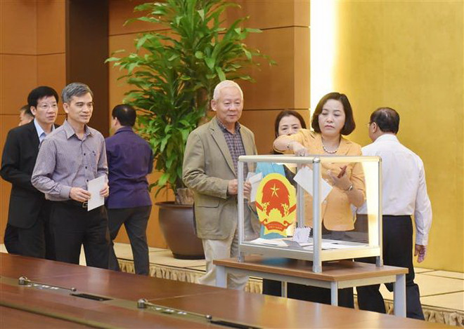 Cán bộ, nhân viên các cơ quan của Quốc hội tham gia ủng hộ. (Ảnh: Trọng Đức/TTXVN) Chủ tịch Quốc hội dự Lễ phát động ủng hộ đồng bào vùng lũ lụt ảnh 2