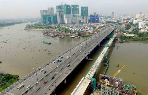 Cầu vượt đường sắt đô thị tuyến metro số 1 sông Sài Gòn. (Ảnh: An Hiếu/TTXVN) Phát triển thành phố Thủ Đức - khu đô thị sáng tạo phía Đông TP.HCM ảnh 2