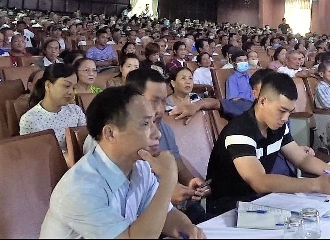 Phóng viên Phạm Văn Hướng ngồi ghi chép cuộc đối thoại giữa lãnh đạo tỉnh với người dân ngày 5/10. (Nguồn: Báo Thanh Niên) Vụ sạt lở tại Rào Trăng 3: Nhớ về người phóng viên ra đi trong mưa lũ ảnh 2
