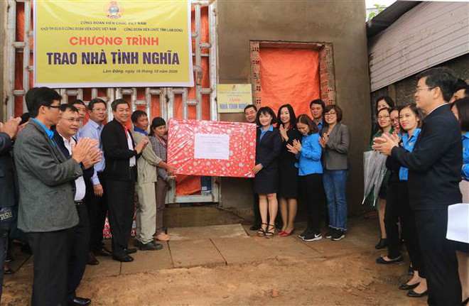 Khối thi đua Công đoàn Viên chức trao nhà tình nghĩa tại Lâm Đồng ảnh 2