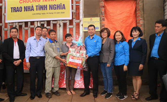 Khối thi đua Công đoàn Viên chức trao nhà tình nghĩa tại Lâm Đồng ảnh 1