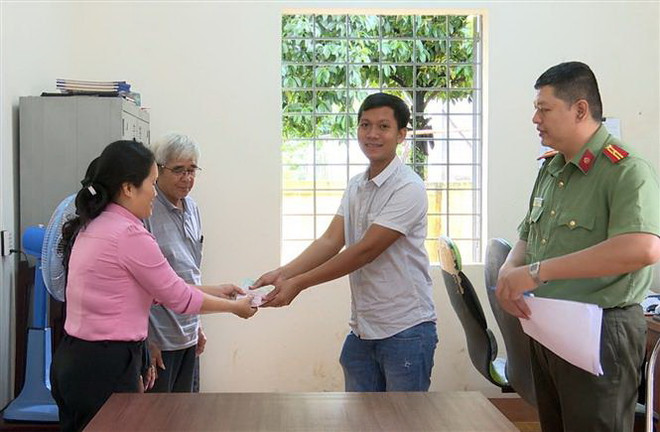 Bình Phước: Trả lại số tiền hơn 71 triệu đồng cho người đánh rơi ảnh 1