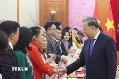 Tổng Bí thư Tô Lâm với các kiều bào tiêu biểu tham dự chương trình "Xuân quê hương" năm 2025. (Ảnh: Thống Nhất/TTXVN)