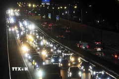 Ba hàng ô tô di chuyển chậm tại tuyến cao tốc Pháp Vân - Cầu Giẽ theo hướng vào trung tâm Hà Nội (ảnh chụp lúc hơn 22h30). (Ảnh: Phạm Kiên/TTXVN)