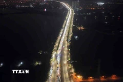 Ùn tắc kéo dài tại tuyến cao tốc Pháp Vân-Cầu Giẽ hướng vào trung tâm Thủ đô (ảnh chụp lúc 23h). (Ảnh: Phạm Kiên/TTXVN)