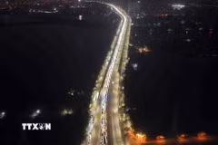 Ùn tắc kéo dài tại tuyến cao tốc Pháp Vân-Cầu Giẽ hướng vào trung tâm Thủ đô (ảnh chụp lúc 23h). (Ảnh: Phạm Kiên/TTXVN)
