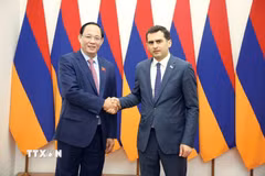 Phó Chủ tịch Quốc hội Trần Quang Phương gặp Phó Chủ tịch thứ nhất Quốc hội Armenia Hakob Arshakyan. (Ảnh: TTXVN phát)