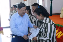 Phó Thủ tướng Thường trực Phạm Gia Túc trao Quyết định đặc xá năm 2026 của Chủ tịch nước cho các phạm nhân được đặc xá. (Ảnh: Phạm Kiên/TTXVN)