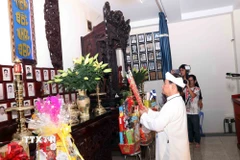 Ông Nguyễn Hữu Nhơn (Chí Đạt), Chánh Hội trưởng Ban Cai quản Nam Thành Thánh thất, thực hiện nghi lễ dâng hương các vị tiền bối khai sinh đạo giáo. (Ảnh: Xuân Khu/TTXVN)