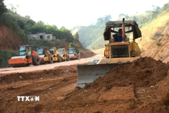 Các nhà thầu đang tập trung thi công nền đường, hạ ta luy dương trên tuyến cao tốc Tuyên Quang-Hà Giang. (Ảnh: Minh Tâm/TTXVN)