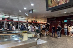 Người dân Singapore di chuyển tại ga tàu điện ngầm. (Ảnh: Đỗ Vân/TTXVN)