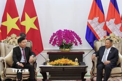 Phó Chủ tịch CPP Say Chhum (phải) tiếp Ủy viên Trung ương Đảng, Thứ trưởng Bộ Ngoại giao Việt Nam Nguyễn Mạnh Cường tới chào xã giao. (Ảnh: Quang Anh/ TTXVN)