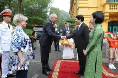 Chủ tịch nước Lương Cường và Phu nhân đón Tổng thống Hungary Sulyok Tamas và Phu nhân. (Ảnh: Lâm Khánh/TTXVN)