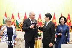 Chủ tịch nước Lương Cường và Phu nhân cùng Tổng thống Hungary Sulyok Tamas và Phu nhân dự tiệc chiêu đãi. (Ảnh: Lâm Khánh/TTXVN)