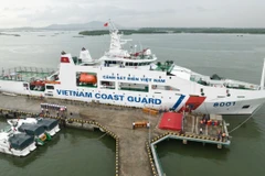 Tàu CSB 8001 chuẩn bị rời quân cảng hải trình đến Indonesia. (Ảnh: Huỳnh Sơn/TTXVN)