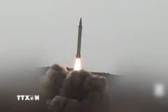 Hình ảnh trích từ video cho thấy tên lửa siêu thanh của Houthi được phóng đi từ một địa điểm bí mật ở Yemen. (Ảnh: THX/TTXVN)