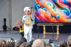 Nghệ sỹ của Trung tâm Văn hóa Việt Nam tại Pháp biểu diễn tại Korean Expo 2025. (Ảnh: Hữu Chiến/TTXVN)