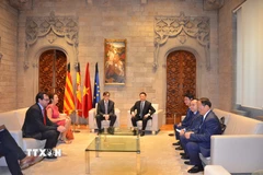 Phó Thủ tướng Chính phủ Hồ Đức Phớc gặp ông Salvador Illa, Chủ tịch vùng Catalonia, Tây Ban Nha. (Ảnh: Ngọc Hiệp/TTXVN)