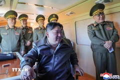 Nhà lãnh đạo Triều Tiên Kim Jong Un (giữa) giám sát cuộc tập trận tại Triều Tiên ngày 8/5/2025. (Ảnh: Yonhap/TTXVN)