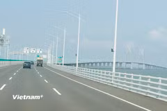 Cầu vượt biển kết nối Hong Kong-Châu Hải-Macau là sự kết hợp 3 hợp phần "cầu-đảo-hầm" thành một tuyến đường cao tốc liên mạch dài 55km. (Ảnh: Việt Đức/Vietnam+)