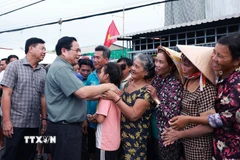 Thủ tướng Phạm Minh Chính thăm nhân dân xã Bình Mỹ, An Giang. (Ảnh: Dương Giang/TTXVN)