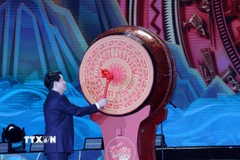 Chủ tịch nước Lương Cường đánh trống khai Xuân Bính Ngọ 2026. (Ảnh: Lâm Khánh/TTXVN)