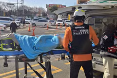 Một người được đưa ra khỏi máy bay của Jeju Air sau vụ tai nạn kinh hoàng. (Nguồn: Yonhap)