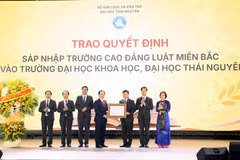 Phó Thủ tướng Lê Tiến Châu trao Quyết định của Thủ tướng Chính phủ về việc sáp nhập Trường Cao đẳng Luật miền Bắc vào Trường Đại học Khoa học - Đại học Thái Nguyên. (Ảnh: Trần Trang/TTXVN)