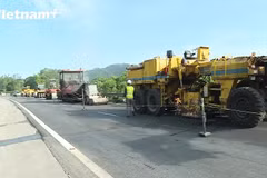 Làm rõ thông tin "bất chấp trời mưa vẫn thảm bê tông nhựa"