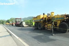 Làm rõ thông tin "bất chấp trời mưa vẫn thảm bê tông nhựa"