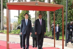 Chủ tịch nước Lương Cường và Tổng thống Angola João Manuel Gonçalves Lourenço nghe quân nhạc cử Quốc thiều hai nước. (Ảnh: Lâm Khánh/TTXVN)