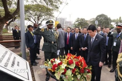 Chủ tịch nước Lương Cường đặt hoa tại Bia tưởng niệm Bác Hồ ở Đại lộ Hồ Chí Minh. (Ảnh: Lâm Khánh/TTXVN)