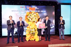 Ông Ngô Xuân Thắng, Phó Bí thư Thành ủy Đà Nẵng thay mặt lãnh đạo thành phố trao hoa chúc mừng đại diện ngành y tế và các đơn vị tổ chức. (Ảnh: Trần Lê Lâm/TTXVN)