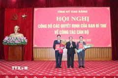 Ông Quản Minh Cường, Bí thư Tỉnh ủy Cao Bằng trao Quyết định của Ban Bí thư Trung ương Đảng cho 2 tân Phó Bí thư Tỉnh ủy. (Ảnh: Quốc Đạt/TTXVN)