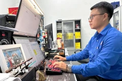 Kỹ sư Nguyễn Hoàng Thắng (sinh năm 1992), Tổ kỹ thuật tổng hợp, Đội bảo trì nhị thứ, Công ty Lưới điện cao thế Tp. Hồ Chí Minh (thuộc Tổng Công ty Điện lực Tp. Hồ Chí Minh). (Ảnh: Thanh Vũ-TTXVN)