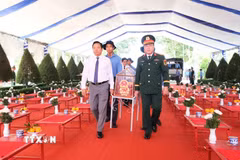 Lễ đón 173 hài cốt liệt sĩ quân tình nguyện và chuyên gia Việt Nam hy sinh tại Campuchia được tổ chức trang nghiêm tại Nghĩa trang Liệt sỹ Vĩnh Hưng-Tân Hưng, tỉnh Tây Ninh. (Ảnh: Bùi Giang/TTXVN)