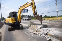 Máy móc, nhân lực phá bỏ các kết cấu tại trạm thu phí T2 trên Quốc lộ 51, đoạn qua Đồng Nai. (Ảnh: Công Phong/TTXVN)