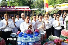Đô trưởng Phnom Penh Khuong Sreng (bên trái, hàng đầu) cùng các đại biểu thực hiện nghi thức dâng hương tưởng niệm các nạn nhân dưới chế độ Khmer Đỏ diệt chủng. (Ảnh: AKP/TTXVN phát)