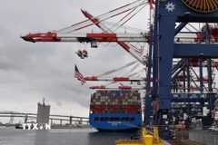 Tàu chở hàng của công ty vận tải Trung Quốc COSCO neo tại cảng Los Angeles, Mỹ. (Ảnh: THX/TTXVN)