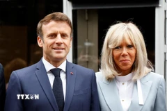 Tổng thống Pháp Emmanuel Macron cùng phu nhân Brigitte Macron. (Ảnh: AFP/TTXVN)