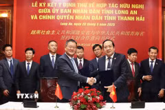 Phó Chủ tịch UBND tỉnh Long An Nguyễn Minh Lâm và Phó Tỉnh trưởng tỉnh Thanh Hải Liu Tao, ký Ý định thư. (Ảnh: Thanh Bình/TTXVN)