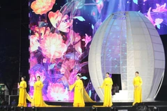 Bộ sưu tập “Thành phố vươn mình” trình diễn tại Lễ hội. (Ảnh: Mỹ Phương/TTXVN)