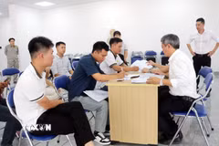 Các cư dân làm thủ tục nhận bàn giao căn hộ. (Ảnh: Nguyễn Chinh/TTXVN)