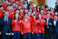 Thủ tướng Phạm Minh Chính với các vận động viên, huấn luyện viên và các chuyên gia Đoàn thể thao Việt Nam tham dự SEA Games 33. (Ảnh: Dương Giang/TTXVN)