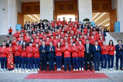 Thủ tướng Phạm Minh Chính với các vận động viên, huấn luyện viên và các chuyên gia Đoàn thể thao Việt Nam tham dự SEA Games 33. (Ảnh: Dương Giang/TTXVN)
