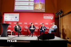 Ông Dzung Trần, Giám đốc FPT Software Europe (ngồi thứ hai từ phải) tại diễn đàn Vietnam Dialogue ở Frankfurt. (Ảnh: Phương Hoa/TTXVN)