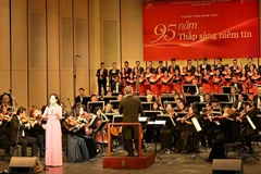 Chương trình có nội dung ấn tượng khi kết hợp ca, múa, nhạc, lời bình nghệ thuật, phóng sự tài liệu; sử dụng công nghệ 3D Mapping, đồ họa màn hình... (Ảnh: Thanh Tùng/TTXVN)